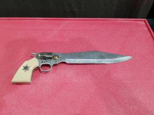 lot 3879 image: VINTAGE SHERIFF PISTOL REVOLVER GUN KNIFE