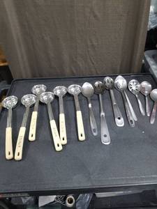 lot 3903 image: LOT OF RANDOM KITCHEN UTENSILS