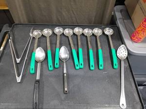 lot 3905 image: LOT OF RANDOM KITCHEN UTENSILS