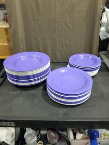 lot 3933 image: LOT OF RANDOM PLATES AND BOWLS
