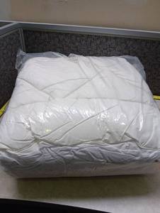 lot 28 image: Queen Size Super Topper T233 - 60x80 - Retail $45