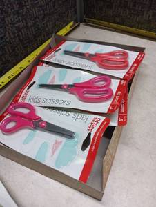 lot 39 image: Office Depot Kids Safety Scissors 5-inch lot