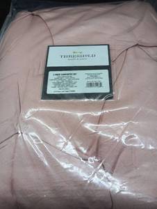 lot 53 image: Blush Pinched Pleat Comforter Set (Twin Extra Long) 2pc - Threshold - Retail $50