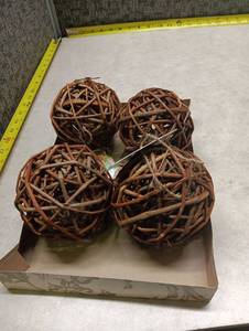 lot 89 image: Ware Willow Branch Ball Pet Toy Set