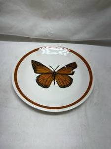 lot 136 image: Monarch Butterfly Decorative Plate
