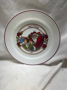 lot 188 image: 1991 Corelle Happy Holidays Christmas Plate