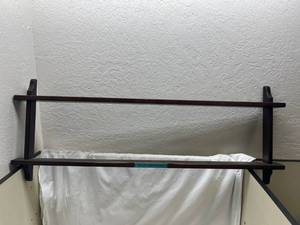 lot 193 image: Wall-Mounted Wooden PlateQuilt Rack