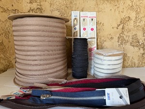 lot 261 image: Spools and All Purpose Zippers