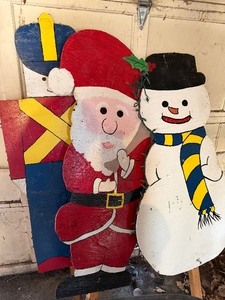 lot 23 image: Very Large Outdoor Christmas Decor, Approx 64