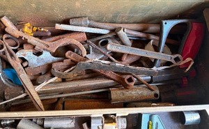 lot 39 image: Metal Tool Box w Contents