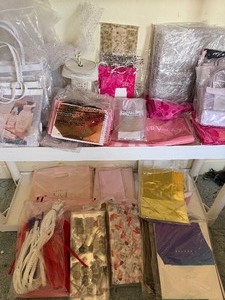 lot 1011 image: Mary Kay Bags