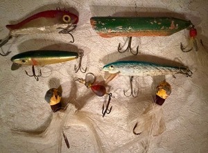 lot 342 image: Vintage Fishing Lures in Tin