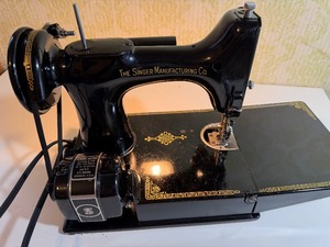 Vintage Singer Feather Weight Portable Sewing Machine in Case, Great Condition