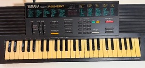 lot 732 image: Yamaha Keyboard w Cord, Plays Nicely