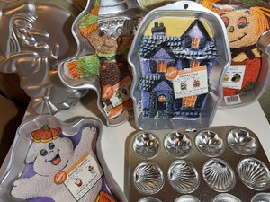 lot 900 image: Cake Pans - Please See Pictures for Variety