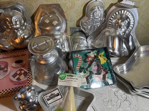 lot 902 image: Cake Pans - Please See Pictures for Variety