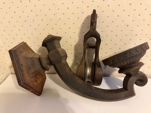 lot 740 image: Vintage Iron Gas Light and Pulley