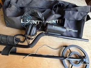 lot 765 image: Bounty Hunter Tracker IV Metal Detector, Battery Powered, w BagHeadphones