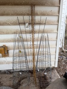 lot 812 image: Tomato Cages (10 - new) and Metal Lattice