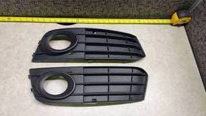 lot 923 image: Audi A4 B8 Front Bumper Fog Light Grille Cover