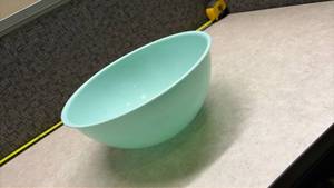lot 948 image: Martha Stewart 7-Quart Plastic Mixing Bowl - Aqua