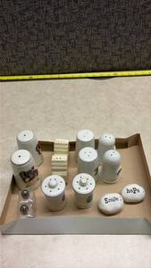 lot 949 image: Ceramic Salt & Pepper Shaker Collection