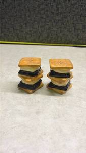 lot 968 image: Smores Shaped Ceramic Salt and Pepper Shakers (SS)