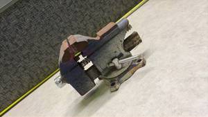 lot 985 image: Bench Vise with Swivel Base