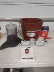 lot 1072 image: Aroma 4-Quart Traditional Ice Cream Maker AIC-244