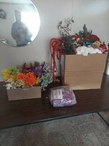 lot 2055 image: Mixed Artificial Flower Arrangement Collection