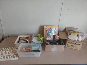 lot 2073 image: Decorative Word Signs Decor and Crafts Lot