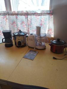 lot 2082 image: Kitchen Small Appliance Bundle - Coffee Makers, Food Processor & Slow Cooker