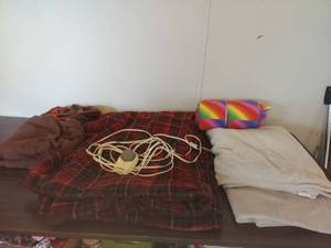 lot 2086 image: Electric blanket and throws