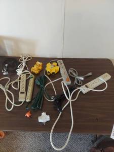 lot 2091 image: Power Strip and Extension Cord Bundle
