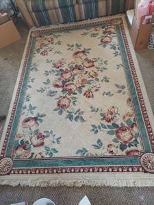 lot 2102 image: Floral Area Rug with Rose Pattern 65x96