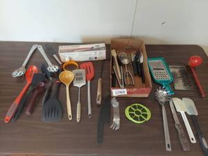 lot 2106 image: Kitchen Utensil Set with BlackDecker Electric Knife