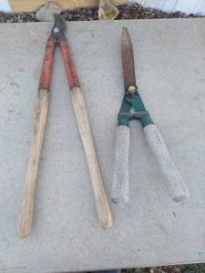 lot 2115 image: Garden Tool Set -  Loppers and Clippers