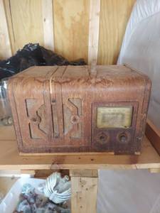 lot 2119 image: Silvertone Wooden Table Radio