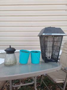 lot 2137 image: Stinger UV40 Bug Zapper with Citronella Candles