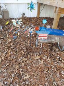 lot 2139 image: Patriotic Garden Decor Set