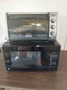 lot 2145 image: Black & Decker Convection Toaster Oven with GE Microwave