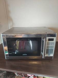 lot 2153 image: Sunbeam Digital Microwave Oven