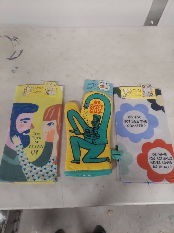 lot 1022 image: Blue Q Kitchen Towel and Mitt Set