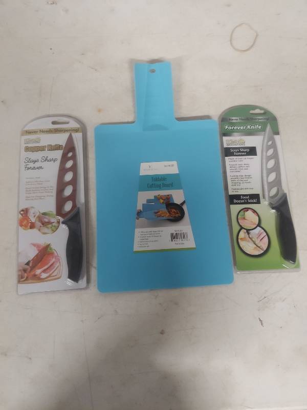 lot 1040 image: Home Innovations Kitchen Set - 2 Knives and Cutting Board