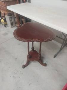 lot 1011 image: Carved Mahogany Pedestal Side Table