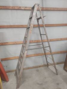 lot 1005 image: 8 Foot Aluminum Step Ladder