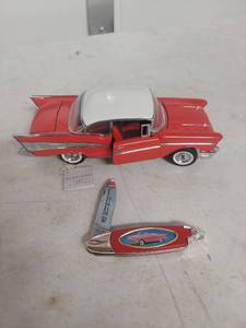 lot 2206 image: Franklin Mint 1957 Chevrolet Bel Air Model and Pocket Knife Set