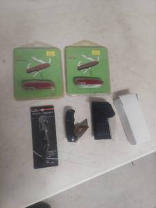lot 2306 image: Multi-Tool Knife and Bar Accessories Bundle