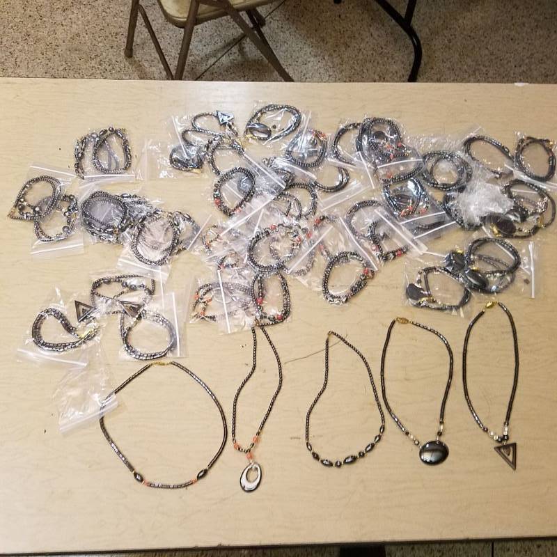 lot 46 image: 50 assorted necklaces