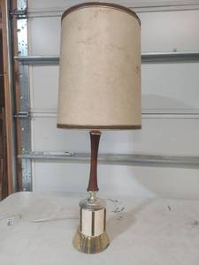 lot 1154 image: Mid-Century Modern Table Lamp with Shade